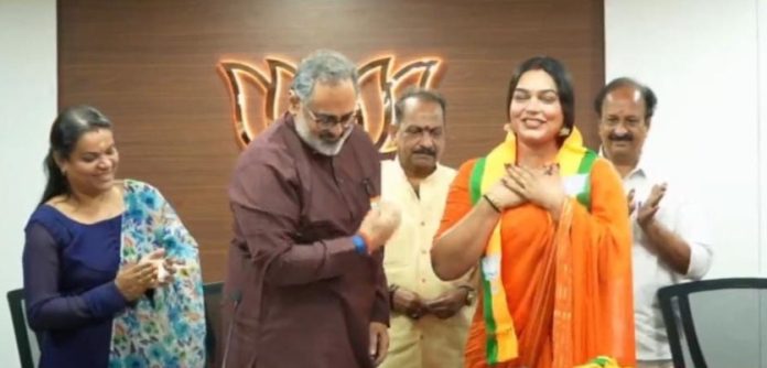 സീമ വിനീത് ഉൾപ്പെടെ 15 ട്രാൻസ്ജെൻഡേഴ്സ് ബി.ജെ.പിയിലേക്ക് സീമ വിനീത് ഉൾപ്പെടെ 15 ട്രാൻസ്ജെൻഡേഴ്സ് ബി.ജെ.പിയിലേക്ക്