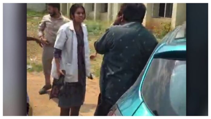 പ്രണയാഭ്യർത്ഥന നടത്തിയ അസിസ്റ്റന്റ് പ്രൊഫസറെ വിദ്യാർത്ഥിനി ചെരുപ്പൂരി അടിച്ചു പ്രണയാഭ്യർത്ഥന നടത്തിയ അസിസ്റ്റന്റ് പ്രൊഫസറെ വിദ്യാർത്ഥിനി ചെരുപ്പൂരി അടിച്ചു