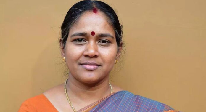 ഒരു മാങ്കൂട്ടത്തിലല്ല പല മാങ്കൂട്ടങ്ങൾ ഉണ്ടെന്നതിൻ്റെ തെളിവാണിത് ; പ്രശോഭിനെതിരായ ലൈംഗിക പരാതിയിൽ ശോഭ സുരേന്ദ്രന് ഒരു മാങ്കൂട്ടത്തിലല്ല പല മാങ്കൂട്ടങ്ങൾ ഉണ്ടെന്നതിൻ്റെ തെളിവാണിത് ; പ്രശോഭിനെതിരായ ലൈംഗിക പരാതിയിൽ ശോഭ സുരേന്ദ്രന്