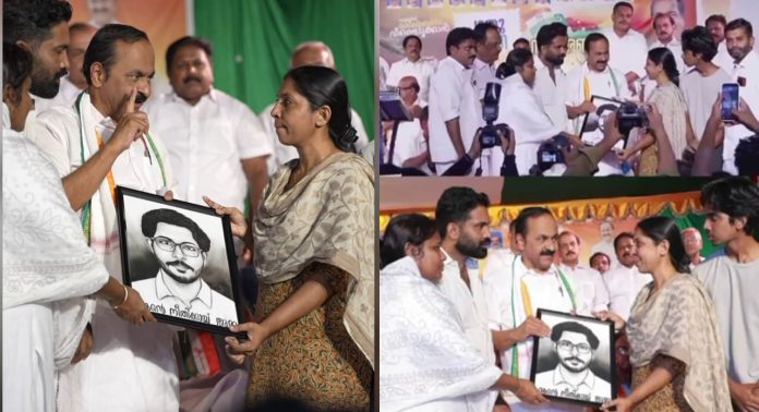 സിദ്ധാർത്ഥിൻെറ അമ്മ വി.ഡി സതീശൻെറ പുതുയുഗ യാത്രാ വേദിയിൽ സിദ്ധാർത്ഥിൻെറ അമ്മ വി.ഡി സതീശൻെറ പുതുയുഗ യാത്രാ വേദിയിൽ