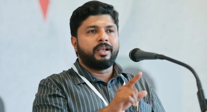 വയനാടിനായി പിരിച്ച പണം എവിടെ കോൺഗ്രസേ ? ; പറവൂരിൽ കുടില് കെട്ടി സമരം നടത്തി ഡിവൈഎഫ്ഐ വയനാടിനായി പിരിച്ച പണം എവിടെ കോൺഗ്രസേ ? ; പറവൂരിൽ കുടില് കെട്ടി സമരം നടത്തി ഡിവൈഎഫ്ഐ
