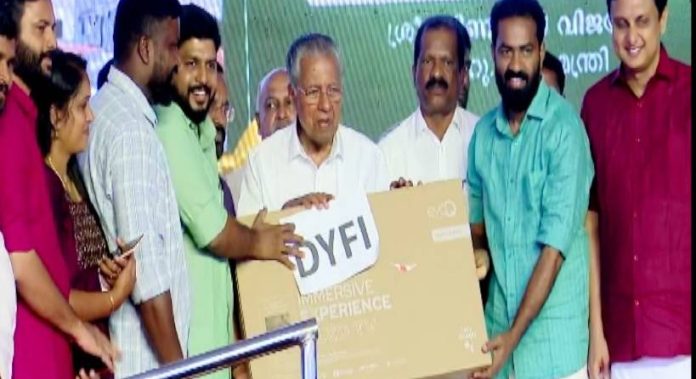 വയനാട് ദുരന്തബാധിതർക്ക് ടി.വി വിതരണം ചെയ്ത് ഡി.വൈ.എഫ്.ഐ വയനാട് ദുരന്തബാധിതർക്ക് ടി.വി വിതരണം ചെയ്ത് ഡി.വൈ.എഫ്.ഐ