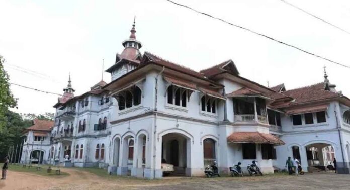 കവടിയാർ കൊട്ടാരത്തിലെ മോഷണം : അന്വേഷണവുമായി സഹകരിക്കാതെ രാജകുടുംബം കവടിയാർ കൊട്ടാരത്തിലെ മോഷണം : അന്വേഷണവുമായി സഹകരിക്കാതെ രാജകുടുംബം