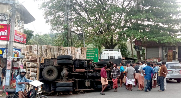 അത്തിക്കയത്ത് അമിതഭാരം കയറ്റി എത്തിയ മിനിലോറി നടുറോഡില് മറിഞ്ഞു അത്തിക്കയത്ത് അമിതഭാരം കയറ്റി എത്തിയ മിനിലോറി നടുറോഡില് മറിഞ്ഞു