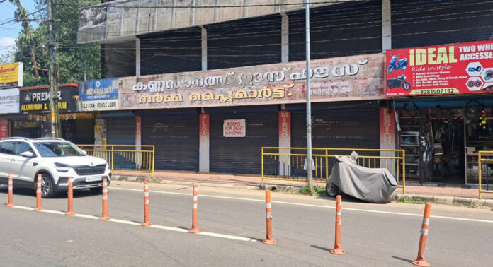 റാന്നി മാമുക്ക് ജംഗ്ഷനിലെ ഗതാഗത പരിഷ്കരണം പാളി ; വ്യാപാരികൾ പ്രതിസന്ധിയിൽ റാന്നി മാമുക്ക് ജംഗ്ഷനിലെ ഗതാഗത പരിഷ്കരണം പാളി ; വ്യാപാരികൾ പ്രതിസന്ധിയിൽ