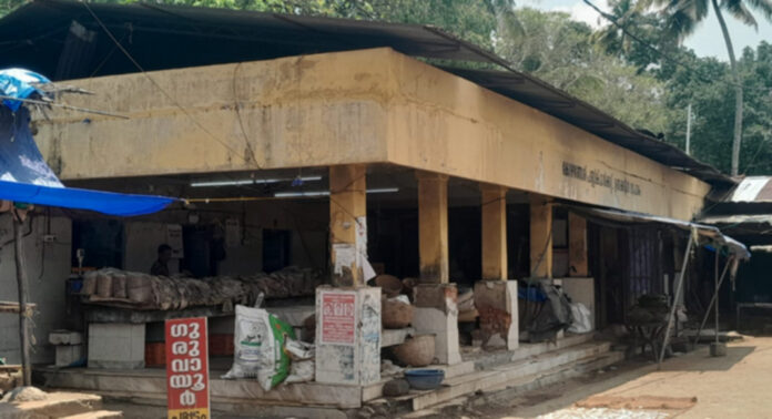 കോഴഞ്ചേരി പബ്ലിക്ക് മാര്ക്കറ്റിലെ ഉണക്കമീന് വ്യാപാര കേന്ദ്രം അപകടാവസ്ഥയില് ; ഏതു നിമിഷവും തകര്ന്നു വീഴാം കോഴഞ്ചേരി പബ്ലിക്ക് മാര്ക്കറ്റിലെ ഉണക്കമീന് വ്യാപാര കേന്ദ്രം അപകടാവസ്ഥയില് ; ഏതു നിമിഷവും തകര്ന്നു വീഴാം