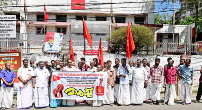 സാമൂഹ്യ സുരക്ഷ പെൻഷൻ നൽകാനുള്ള ഉത്തരവാദിത്വത്തിൽനിന്ന് കേന്ദ്ര സർക്കാർ പിന്മാറുന്നു : കെ.എസ്.കെ.റ്റി.യു പത്തനംതിട്ട ഹെഡ് പോസ്റ്റ് ഓഫീസ് മാര്ച്ച് നടത്തി സാമൂഹ്യ സുരക്ഷ പെൻഷൻ നൽകാനുള്ള ഉത്തരവാദിത്വത്തിൽനിന്ന് കേന്ദ്ര സർക്കാർ പിന്മാറുന്നു : കെ.എസ്.കെ.റ്റി.യു പത്തനംതിട്ട ഹെഡ് പോസ്റ്റ് ഓഫീസ് മാര്ച്ച് നടത്തി