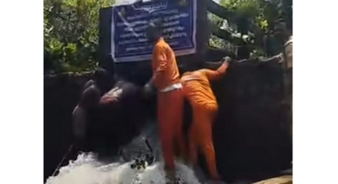 പന്തളം കുരമ്പാലയില് കല്ലട ഇറിഗേഷന് കനാല് മരച്ചില്ല വീണ് അടഞ്ഞു ; നാട്ടുകാരും ഫയര് ഫോഴ്സും ചേര്ന്ന് തടസം നീക്കി പന്തളം കുരമ്പാലയില് കല്ലട ഇറിഗേഷന് കനാല് മരച്ചില്ല വീണ് അടഞ്ഞു ; നാട്ടുകാരും ഫയര് ഫോഴ്സും ചേര്ന്ന് തടസം നീക്കി