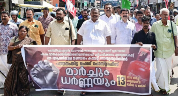 പാചകവാതക വില വര്ധനവിനെതിരെ എല്.ഡി.എഫ് പ്രതിഷേധം ; മാര്ച്ചും ധര്ണ്ണയും നടത്തി പാചകവാതക വില വര്ധനവിനെതിരെ എല്.ഡി.എഫ് പ്രതിഷേധം ; മാര്ച്ചും ധര്ണ്ണയും നടത്തി