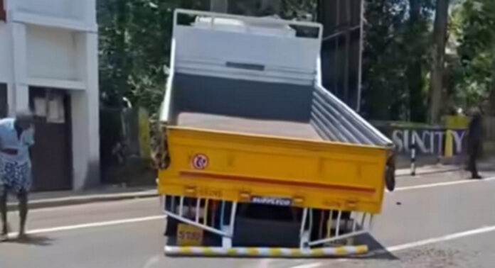 കലഞ്ഞൂരില് ലോറിയുടെ ടയര് ഊരി തെറിച്ചു കലഞ്ഞൂരില് ലോറിയുടെ ടയര് ഊരി തെറിച്ചു