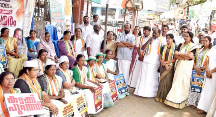 പിണറായിക്കാലം തീവിലക്കാലം – മഹിളാ കോണ്ഗ്രസിന്റെ നേതൃത്വത്തില് ഏകദിന ഉപവാസം നടത്തി പിണറായിക്കാലം തീവിലക്കാലം – മഹിളാ കോണ്ഗ്രസിന്റെ നേതൃത്വത്തില് ഏകദിന ഉപവാസം നടത്തി