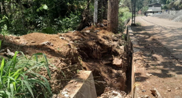 സ്വകാര്യ വ്യക്തിയുടെ തേക്ക് മരം സംരക്ഷിച്ച് കോന്നി മെഡിക്കല് കോളേജ് റോഡില് ഓട നിര്മ്മാണം സ്വകാര്യ വ്യക്തിയുടെ തേക്ക് മരം സംരക്ഷിച്ച് കോന്നി മെഡിക്കല് കോളേജ് റോഡില് ഓട നിര്മ്മാണം