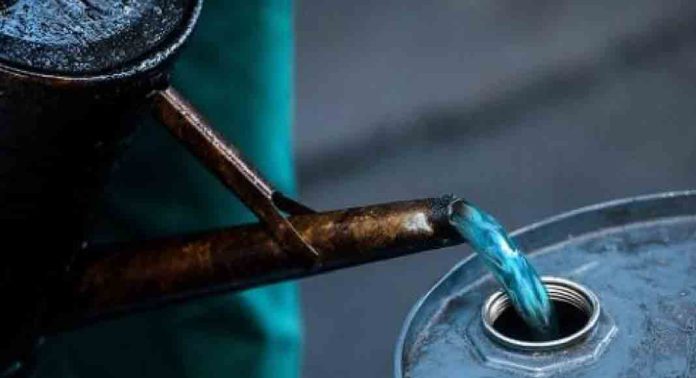 എൽപിജി ക്ഷാമത്തിനിടെ നിർണായക പ്രഖ്യാപനവുമായി കേന്ദ്രം ; പമ്പുകളിലും റേഷൻ കടകളിലും മണ്ണെണ്ണ വിതരണത്തിന് അനുമതി എൽപിജി ക്ഷാമത്തിനിടെ നിർണായക പ്രഖ്യാപനവുമായി കേന്ദ്രം ; പമ്പുകളിലും റേഷൻ കടകളിലും മണ്ണെണ്ണ വിതരണത്തിന് അനുമതി
