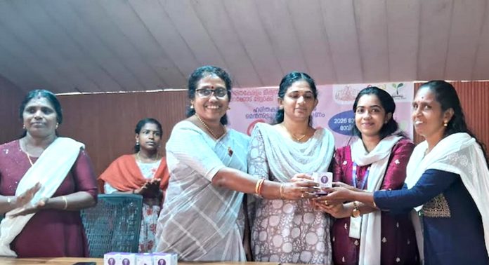 പറക്കോട് ബ്ലോക്ക് പഞ്ചായത്തില് ഹരിതകര്മ സേനയ്ക്ക് മെന്സ്ട്രല് കപ്പുകള് വിതരണം ചെയ്തു പറക്കോട് ബ്ലോക്ക് പഞ്ചായത്തില് ഹരിതകര്മ സേനയ്ക്ക് മെന്സ്ട്രല് കപ്പുകള് വിതരണം ചെയ്തു