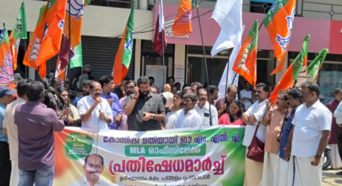 മതിയായി ഈ എം.എൽ.എ – എന്.ഡി.എ കോന്നി എം.എല്.എ ഓഫീസിലേക്ക് മാര്ച്ച് നടത്തി മതിയായി ഈ എം.എൽ.എ – എന്.ഡി.എ കോന്നി എം.എല്.എ ഓഫീസിലേക്ക് മാര്ച്ച് നടത്തി
