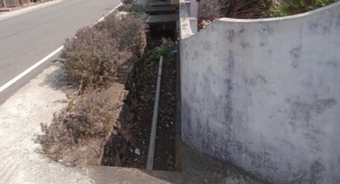 കോന്നിയില് മൂടിയില്ലാത്ത ഓടകള് കാല് നടയാത്രക്കാര്ക്ക് അപകടക്കെണിയാകുന്നു കോന്നിയില് മൂടിയില്ലാത്ത ഓടകള് കാല് നടയാത്രക്കാര്ക്ക് അപകടക്കെണിയാകുന്നു