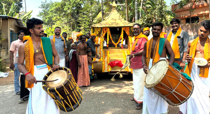 പന്തളം യക്ഷിവിളക്കാവില് മഹാസൃന്ദന യാത്ര നടത്തി ; മാർച്ച് 29 ഞായറാഴ്ച ആയില്യം പന്തളം യക്ഷിവിളക്കാവില് മഹാസൃന്ദന യാത്ര നടത്തി ; മാർച്ച് 29 ഞായറാഴ്ച ആയില്യം