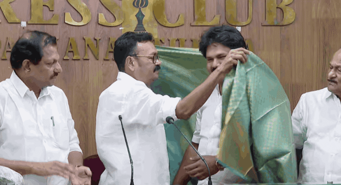 സിപിഎം നേതാവ് അഡ്വ.ആർ.കൃഷ്ണകുമാർ മുസ്ലിംലീഗില് ചേര്ന്നു സിപിഎം നേതാവ് അഡ്വ.ആർ.കൃഷ്ണകുമാർ മുസ്ലിംലീഗില് ചേര്ന്നു