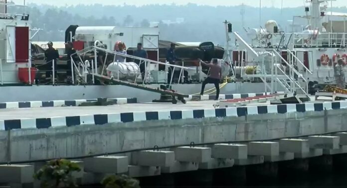 കപ്പലുമായി കൂട്ടിയിടിച്ച് മുങ്ങിയ ബോട്ടിലെ ഒൻപത് മത്സ്യ തൊഴിലാളികളെ വിഴിഞ്ഞം തുറമുഖത്ത് എത്തിച്ചു കപ്പലുമായി കൂട്ടിയിടിച്ച് മുങ്ങിയ ബോട്ടിലെ ഒൻപത് മത്സ്യ തൊഴിലാളികളെ വിഴിഞ്ഞം തുറമുഖത്ത് എത്തിച്ചു
