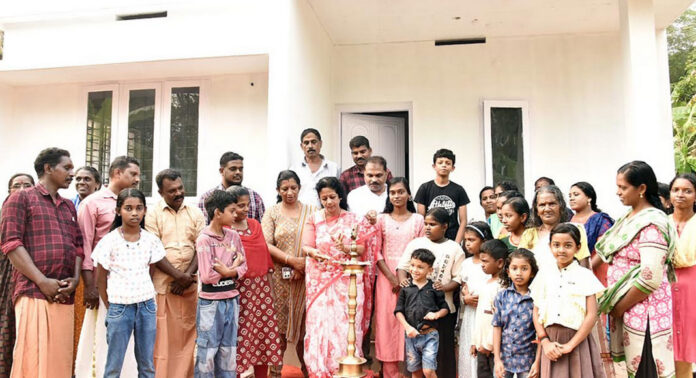 സുനിൽ ടീച്ചറിന്റെ 373 -മത്തെ സ്നേഹഭവനം വനിതാദിനത്തില് ശോഭയ്ക്കും മകൾ അഞ്ജലിക്കുമായി സമ്മാനിച്ചു സുനിൽ ടീച്ചറിന്റെ 373 -മത്തെ സ്നേഹഭവനം വനിതാദിനത്തില് ശോഭയ്ക്കും മകൾ അഞ്ജലിക്കുമായി സമ്മാനിച്ചു