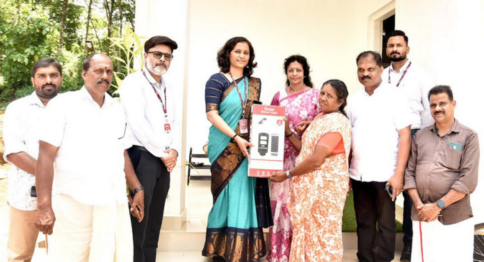സുനില് ടീച്ചറും സൗത്ത് ഇന്ത്യൻ ബാങ്കും കൈകോര്ത്തു : സ്നേഹഭവനങ്ങളില് സൂര്യ കിരണ് പദ്ധതി നടപ്പിലാക്കുന്നു സുനില് ടീച്ചറും സൗത്ത് ഇന്ത്യൻ ബാങ്കും കൈകോര്ത്തു : സ്നേഹഭവനങ്ങളില് സൂര്യ കിരണ് പദ്ധതി നടപ്പിലാക്കുന്നു