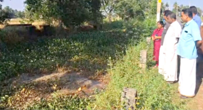 തോട്ടില് തള്ളിയ കക്കൂസ് മാലിന്യത്തില് ഇറങ്ങിയ താറാവുകള് കൂട്ടത്തോടെ ചത്തു തോട്ടില് തള്ളിയ കക്കൂസ് മാലിന്യത്തില് ഇറങ്ങിയ താറാവുകള് കൂട്ടത്തോടെ ചത്തു