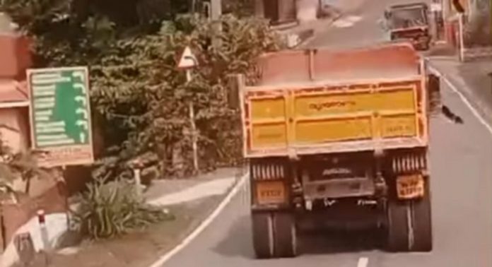 ടിപ്പര് ലോറികളുടെ മരണപ്പാച്ചില് ; നടപടി സ്വീകരിക്കാതെ മോട്ടോര് വാഹന വകുപ്പും പോലീസും ടിപ്പര് ലോറികളുടെ മരണപ്പാച്ചില് ; നടപടി സ്വീകരിക്കാതെ മോട്ടോര് വാഹന വകുപ്പും പോലീസും