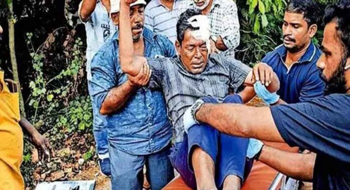 തലയ്ക്ക് ഗുരുതര പരിക്കേറ്റിട്ടും ഡിസ്ചാര്ജ് നല്കി വിട്ടു ; വഴിയില് കുഴഞ്ഞു വീണ രോഗിയെ വീണ്ടും ആശുപത്രിയിലെത്തിച്ച് നാട്ടുകാര് തലയ്ക്ക് ഗുരുതര പരിക്കേറ്റിട്ടും ഡിസ്ചാര്ജ് നല്കി വിട്ടു ; വഴിയില് കുഴഞ്ഞു വീണ രോഗിയെ വീണ്ടും ആശുപത്രിയിലെത്തിച്ച് നാട്ടുകാര്