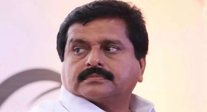 സുരക്ഷിത സീറ്റിനായി കോൺഗ്രസ് നേതൃത്വത്തോട് ഇടഞ്ഞ് മുൻ മന്ത്രി കൂടിയായ വി.എസ് ശിവകുമാർ സുരക്ഷിത സീറ്റിനായി കോൺഗ്രസ് നേതൃത്വത്തോട് ഇടഞ്ഞ് മുൻ മന്ത്രി കൂടിയായ വി.എസ് ശിവകുമാർ