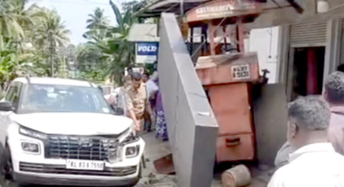 വാര്യാപുരത്ത് റോഡ് റോളര് കടയിലേക്ക് ഇടിച്ച് കയറി സ്കൂട്ടര് യാത്രക്കാരന് ഗുരുതര പരിക്ക് വാര്യാപുരത്ത് റോഡ് റോളര് കടയിലേക്ക് ഇടിച്ച് കയറി സ്കൂട്ടര് യാത്രക്കാരന് ഗുരുതര പരിക്ക്