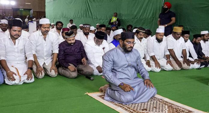 ഇഫ്താർ വിരുന്ന് സംഘടിപ്പിച്ച് നടനും തമിഴക വെട്രി കഴകം നേതാവുമായ വിജയ് ഇഫ്താർ വിരുന്ന് സംഘടിപ്പിച്ച് നടനും തമിഴക വെട്രി കഴകം നേതാവുമായ വിജയ്