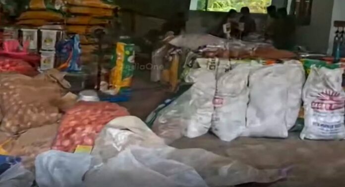 വാടാനപ്പള്ളിയിൽ ബിജെപി വിതരണത്തിനായി തയ്യാറാക്കിയ രണ്ടായിരത്തോളം കിറ്റുകൾ കൊണ്ടുപോകുന്നത് കോൺഗ്രസ് പ്രവർത്തകർ തടഞ്ഞു വാടാനപ്പള്ളിയിൽ ബിജെപി വിതരണത്തിനായി തയ്യാറാക്കിയ രണ്ടായിരത്തോളം കിറ്റുകൾ കൊണ്ടുപോകുന്നത് കോൺഗ്രസ് പ്രവർത്തകർ തടഞ്ഞു