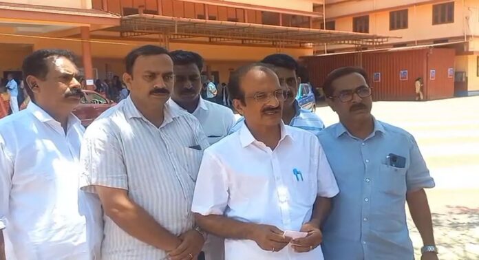 വയനാട് ചെറുകാട്ടൂർ പോളിങ് ഓഫീസർ വോട്ടർമാരോട് താമരക്ക് വോട്ട് ചെയ്യണമെന്ന് പരസ്യമായി അഭ്യർഥിച്ചതായി പരാതി വയനാട് ചെറുകാട്ടൂർ പോളിങ് ഓഫീസർ വോട്ടർമാരോട് താമരക്ക് വോട്ട് ചെയ്യണമെന്ന് പരസ്യമായി അഭ്യർഥിച്ചതായി പരാതി
