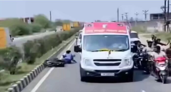 വിജയ് ശിവഗംഗയിൽ നടത്തിയ റോഡ് ഷോയ്ക്കിടെ അപകടം വിജയ് ശിവഗംഗയിൽ നടത്തിയ റോഡ് ഷോയ്ക്കിടെ അപകടം