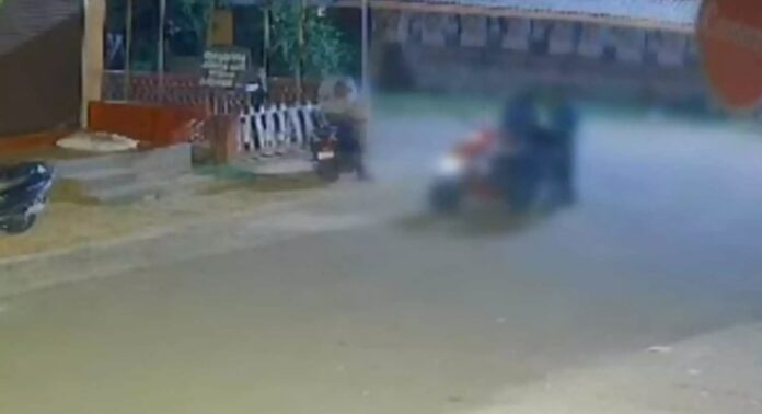 പത്തനംതിട്ട വെച്ചൂച്ചിറയിൽ പെയിന്റ് തൊഴിലാളികളായ യുവാക്കള്ക്ക് ക്രൂരമര്ദനം പത്തനംതിട്ട വെച്ചൂച്ചിറയിൽ പെയിന്റ് തൊഴിലാളികളായ യുവാക്കള്ക്ക് ക്രൂരമര്ദനം