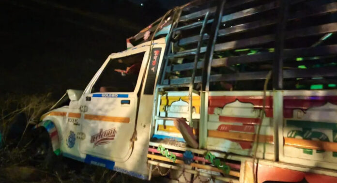 മധ്യപ്രദേശിൽ പിക്കപ്പ് വാൻ മറിഞ്ഞ് അപകടം : 15 മരണം ; ആറുപേരുടെ നില ഗുരുതരം മധ്യപ്രദേശിൽ പിക്കപ്പ് വാൻ മറിഞ്ഞ് അപകടം : 15 മരണം ; ആറുപേരുടെ നില ഗുരുതരം