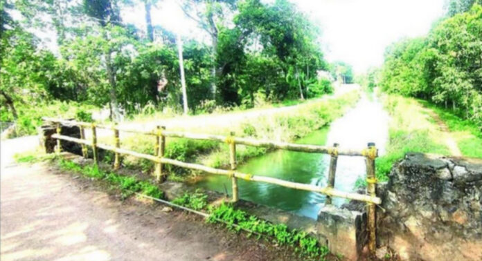കനാല് പാലത്തിന് താല്ക്കാലിക കൈവരി നിര്മ്മിച്ച് ക്ഷേത്ര കരക്കാര് കനാല് പാലത്തിന് താല്ക്കാലിക കൈവരി നിര്മ്മിച്ച് ക്ഷേത്ര കരക്കാര്