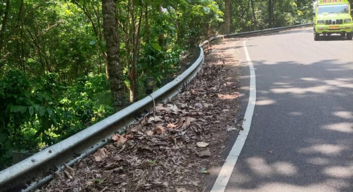 റോഡ് ഉയർന്നു, ക്രാഷ് ബാരിയർ താഴ്ന്നു ; ഇടമുറി-അത്തിക്കയം റോഡിൽ അപകടഭീഷണി റോഡ് ഉയർന്നു, ക്രാഷ് ബാരിയർ താഴ്ന്നു ; ഇടമുറി-അത്തിക്കയം റോഡിൽ അപകടഭീഷണി