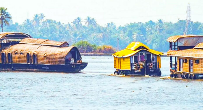 നിയമം ലംഘിക്കുന്ന ഹൗസ് ബോട്ടുകൾ കുടുങ്ങും ; വേമ്പനാട് കായലിൽ ‘ക്ലീൻ ഡ്രൈവ്’ പരിശോധന ശക്തമാക്കി അധികൃതർ നിയമം ലംഘിക്കുന്ന ഹൗസ് ബോട്ടുകൾ കുടുങ്ങും ; വേമ്പനാട് കായലിൽ ‘ക്ലീൻ ഡ്രൈവ്’ പരിശോധന ശക്തമാക്കി അധികൃതർ