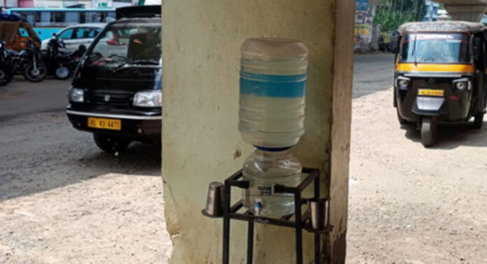 പത്തനംതിട്ട നഗരത്തില് കുടിവെള്ള സംവിധാനമൊരുക്കി ഓട്ടോറിക്ഷ തൊഴിലാളികള് പത്തനംതിട്ട നഗരത്തില് കുടിവെള്ള സംവിധാനമൊരുക്കി ഓട്ടോറിക്ഷ തൊഴിലാളികള്