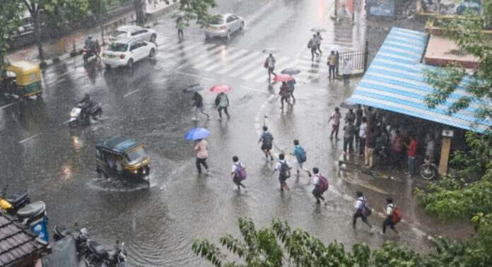 കൊടും ചൂടിൽ ആശ്വാസം : ബംഗളൂരുവിൽ ശക്തമായ മഴയും ആലിപ്പഴ വർഷവും കൊടും ചൂടിൽ ആശ്വാസം : ബംഗളൂരുവിൽ ശക്തമായ മഴയും ആലിപ്പഴ വർഷവും