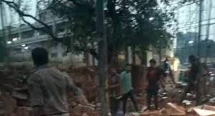 ചുറ്റുമതിൽ ഇടിഞ്ഞുവീണുണ്ടായ അപകടത്തിൽ പരിക്കേറ്റ മലയാളികളെ നാട്ടിലെത്തിക്കാൻ ആലോചന ചുറ്റുമതിൽ ഇടിഞ്ഞുവീണുണ്ടായ അപകടത്തിൽ പരിക്കേറ്റ മലയാളികളെ നാട്ടിലെത്തിക്കാൻ ആലോചന