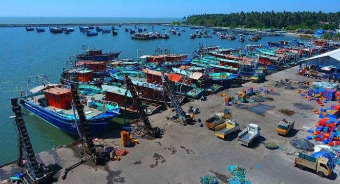ബേപ്പൂര് ഹാര്ബറില് നിന്ന് മത്സ്യബന്ധനത്തിന് പോയവരില് നാല് പേര്ക്ക് ശ്വാസതടസം ; ഒരാള് മരിച്ചു ബേപ്പൂര് ഹാര്ബറില് നിന്ന് മത്സ്യബന്ധനത്തിന് പോയവരില് നാല് പേര്ക്ക് ശ്വാസതടസം ; ഒരാള് മരിച്ചു
