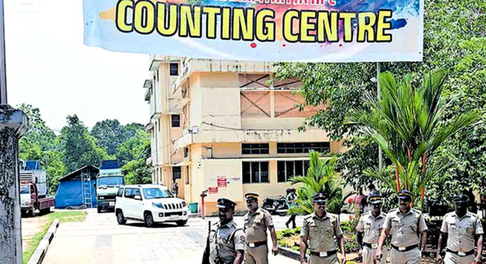 വോട്ടെണ്ണല് ഉദ്യോഗസ്ഥരുടെ ആദ്യഘട്ട റാന്ഡമൈസേഷന് നടത്തി : ഓരോ നിയോജകമണ്ഡലത്തിലും 14 ടേബിളുകള് വോട്ടെണ്ണല് ഉദ്യോഗസ്ഥരുടെ ആദ്യഘട്ട റാന്ഡമൈസേഷന് നടത്തി : ഓരോ നിയോജകമണ്ഡലത്തിലും 14 ടേബിളുകള്