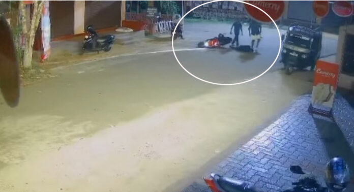 വെച്ചൂച്ചിറ പരുവയില് സാമൂഹ്യവിരുദ്ധരുടെ അഴിഞ്ഞാട്ടം : മൂന്നു പേര്ക്കെതിരെ പോലീസ് കേസെടുത്തു വെച്ചൂച്ചിറ പരുവയില് സാമൂഹ്യവിരുദ്ധരുടെ അഴിഞ്ഞാട്ടം : മൂന്നു പേര്ക്കെതിരെ പോലീസ് കേസെടുത്തു