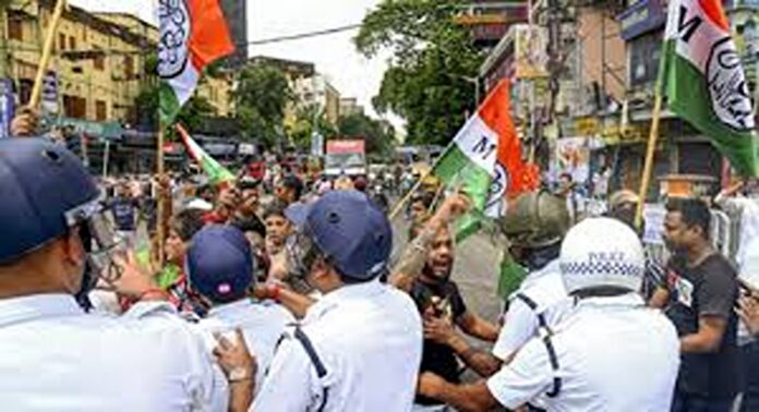 പശ്ചിമ ബംഗാൾ നിയമസഭാ തെരഞ്ഞെടുപ്പ് പ്രചാരണം അവസാന ഘട്ടത്തിലേക്ക് കടക്കവെ കൊൽക്കത്തയിൽ ബിജെപി, തൃണമൂൽ കോൺഗ്രസ് പ്രവർത്തകർ തമ്മിൽ ഏറ്റുമുട്ടി പശ്ചിമ ബംഗാൾ നിയമസഭാ തെരഞ്ഞെടുപ്പ് പ്രചാരണം അവസാന ഘട്ടത്തിലേക്ക് കടക്കവെ കൊൽക്കത്തയിൽ ബിജെപി, തൃണമൂൽ കോൺഗ്രസ് പ്രവർത്തകർ തമ്മിൽ ഏറ്റുമുട്ടി