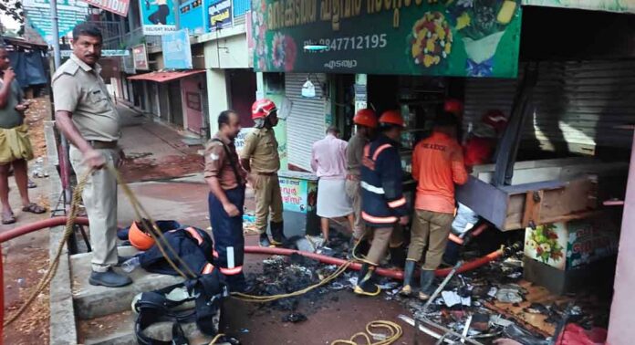 എടത്വായില് പൂക്കടയ്ക്ക് തീ പിടിച്ചു ; കട പൂര്ണ്ണമായും കത്തി നശിച്ചു എടത്വായില് പൂക്കടയ്ക്ക് തീ പിടിച്ചു ; കട പൂര്ണ്ണമായും കത്തി നശിച്ചു