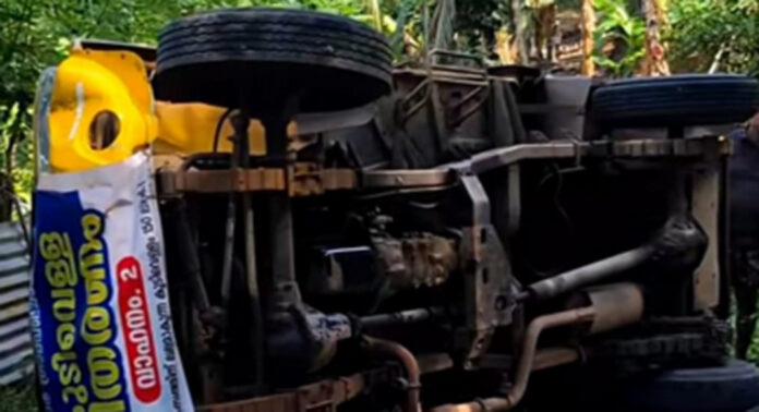 ചിറ്റാറില് കുടിവെള്ള വിതരണം നടത്തിക്കൊണ്ടിരുന്ന പിക് അപ് വാന് മറിഞ്ഞു ചിറ്റാറില് കുടിവെള്ള വിതരണം നടത്തിക്കൊണ്ടിരുന്ന പിക് അപ് വാന് മറിഞ്ഞു