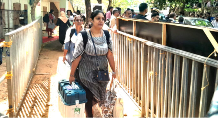 പത്തനംതിട്ട ജില്ലയില് പോളിംഗ് സാമഗ്രികളുടെ വിതരണം നടക്കുന്നു പത്തനംതിട്ട ജില്ലയില് പോളിംഗ് സാമഗ്രികളുടെ വിതരണം നടക്കുന്നു