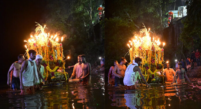 കല്ലേലി കാവിൽ പത്താമുദയ മഹോത്സവത്തിന് ഭക്തിനിർഭരമായ സമാപനം ; അച്ചൻകോവിലാറ്റിൽ ആൾപ്പിണ്ടി വിളക്ക് തെളിയിച്ചു കല്ലേലി കാവിൽ പത്താമുദയ മഹോത്സവത്തിന് ഭക്തിനിർഭരമായ സമാപനം ; അച്ചൻകോവിലാറ്റിൽ ആൾപ്പിണ്ടി വിളക്ക് തെളിയിച്ചു